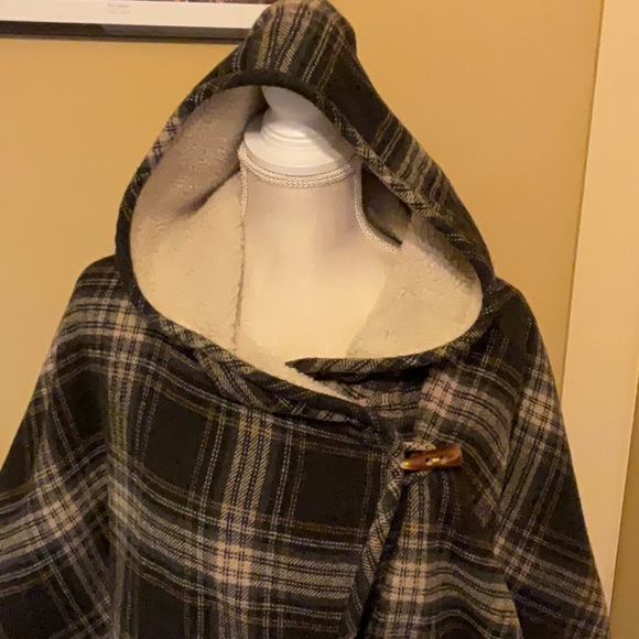 Sundance Cropped Hooded Poncho. - Picture 3 of 10